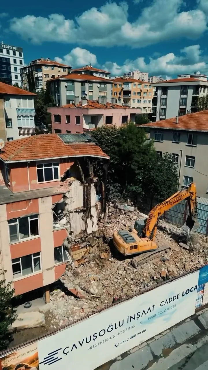 Koşuyolu’nda Cadde Loca şantiyesi: eski binanın yıkım çalışmasının havadan görünümü